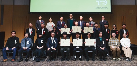 賞式後の企業とデザイナー、審査委員による記念写真。審査委員長はメソッド(東京・渋谷)の山田遊氏で、審査委員はSTUDIO BYCOLOR(東京・大田)の秋山かおり氏、Takram(東京・渋谷)の谷口靖太郎氏、日髙国際特許事務所(東京・千代田)の日髙一樹氏、マクアケの坊垣佳奈氏、HAGISO(東京・台東)の宮崎晃吉氏が務めた